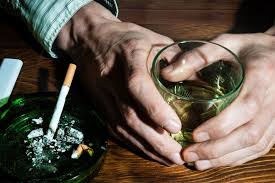 الخمر: مابين أوهام المرح ودوامات الاكتئاب