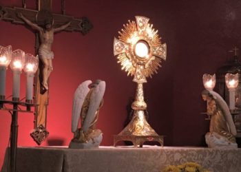 ساعة سجود وتأمّل أمام القربان المقدس