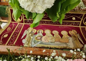 لماذا يمرّ المؤمنون تحت نعش الرب في يوم الجمعة العظيمة؟