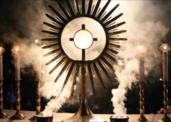 صلاة أمام القربان الأقدس