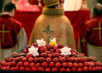 لماذا يتم ترتيل في أحد الفصح ترتيلة : “أنتم الذين بالمسيح اعتمدتم، المسيح قد لبستم”؟