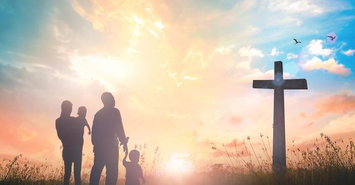 العائلة المسيحية كنيسة صغيرة