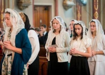 لباس النساء في الكنيسة – ماذا يقول الكتاب المقدّس وتعاليم الكنيسة عن الحشمة في بيت الله