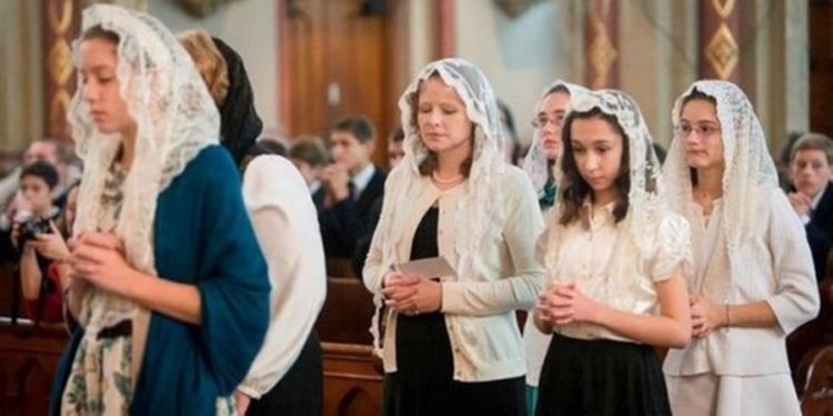 لباس النساء في الكنيسة – ماذا يقول الكتاب المقدّس وتعاليم الكنيسة عن الحشمة في بيت الله