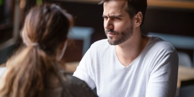 الشعور بالدونية.. أعراض الإصابة بـ”عقدة النقص” وطرق علاجها