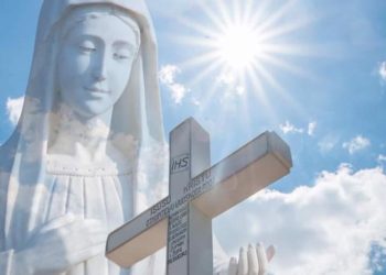 كيف تنسى أم النور أن تقدم فخرًا واعتزازًا بالصليب الذي علق عليه ابنها لأجل كل أحد؟!