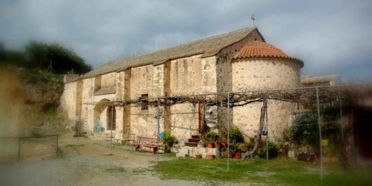 دير القديسة تقلا في قبرص – كنائس متفرقة