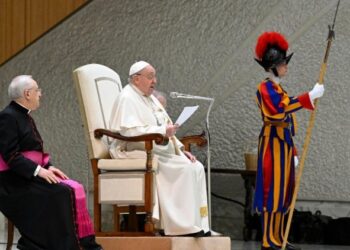 البابا فرنسيس في مقابلته العامة مع المؤمنين: لنسأل الرب نعمة أن نصغي أكثر مما نتكلم