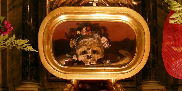 جمجمة القديس فالنتين فى روما شاهدة على رعايته سر الزواج