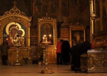 الفرق بين التكريم والتبجيل الواجب للأيقونات المقدّسة وبين العبادة والسجود الواجب لله