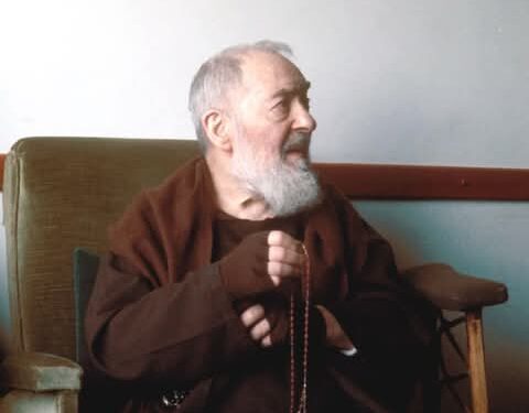 لماذا أطلق الأب بيو على المسبحة الوردية اسم “السلاح”؟