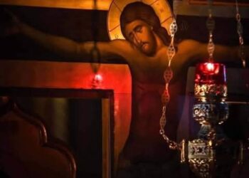 إذا كان المسيح قد صُلبَ يوم الجمعة العظيمة فلماذا تُرتّلون في مساء الخميس العظيم “اليوم عُلِّقَ على خشبة…” ؟!