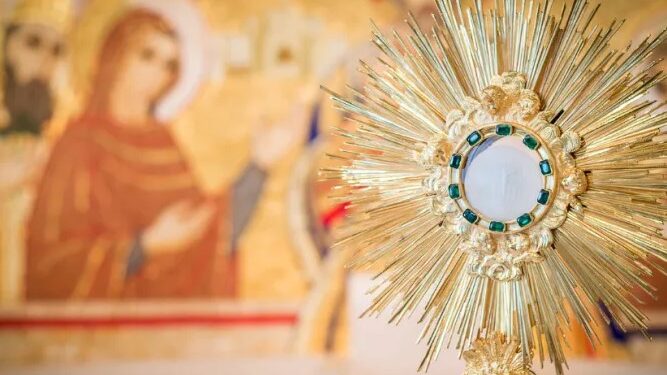 القربان المقدّس في عيون عشرة قدّيسين من الكنيسة الكاثوليكية