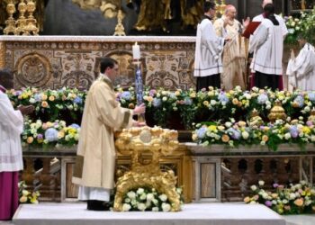 البابا فرنسيس: لنفسح المجال لنور القائم من بين الأموات وسنصبح بُناة رجاء للعالم