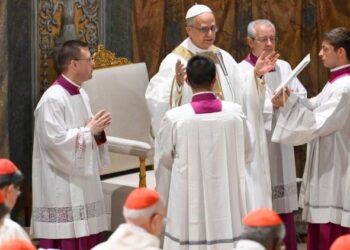 عظةً أولى للبابا لاوُن الرابع عشر: دعوتنا هي أن نشهد بفرح