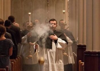 لماذا ينحني الشماس أمام الشعب بعد أن يُبخّرهم؟