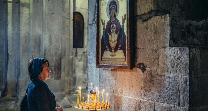 تحدث إلى والدة الإله …