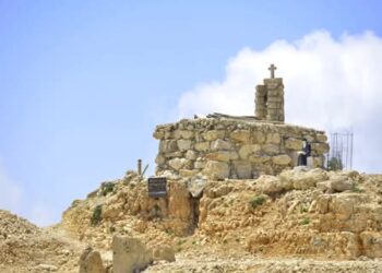 كنيسة الرحمة الإلهيّة على قمّة حرف صنّين – كنائس لبنان