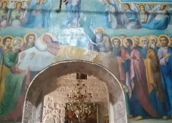 أين نجد أيقونة “رقاد السيدة” عندما ندخل إلى الكنيسة وماهي المعاني الروحية لهذه الأيقونة ؟