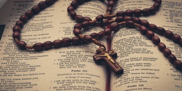 لماذا تُعتبر المسبحة الورديّة سلاحاً قويًّا ضدّ التجارب؟