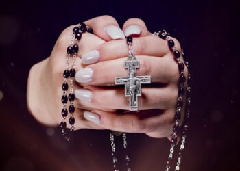 ١٠ دوافع لكي تصلي مسبحة الورديّة كل يوم