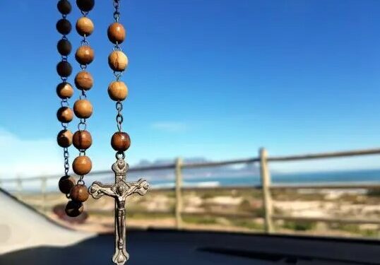 عشرون شيئاً نعبّر عنه كل مرّة نرسم إشارة الصليب على أجسادنا – Yasouna