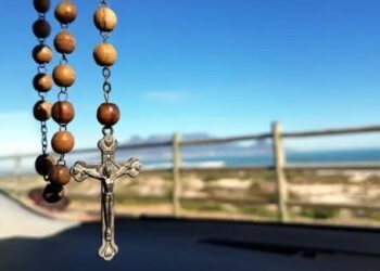 عشرون شيئاً نعبّر عنه كل مرّة نرسم إشارة الصليب على أجسادنا – Yasouna