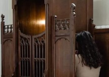 أربع خطوات أساسية للاستعداد بقلب نادم للاعتراف من أجل بلوغ التوبة الحقيقيّة