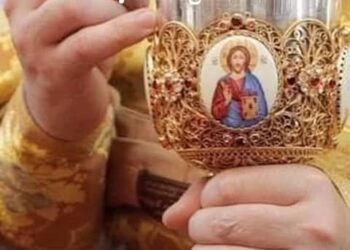 معجزة: القربان المقدس “عالق” داخل الكأس المقدسة!