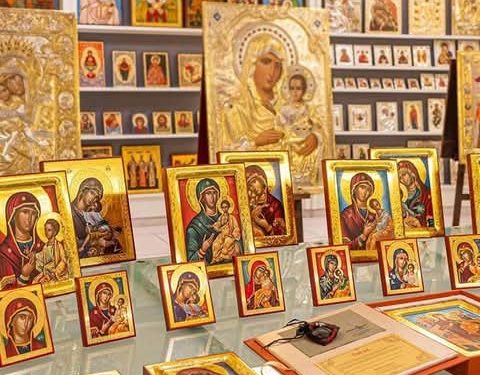 مقارنة جميلة بين دور المرأة في الأسرة وبين أيقونات والدة الإله العجائبية المتعددة