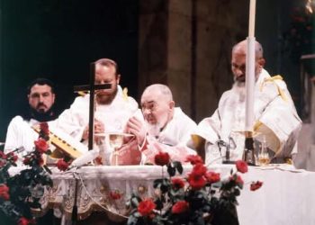 القديس الأب بيو حول كيفية حضور القداس