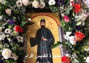 سقطت الوردة من الأيقونة على رأس الرجل الذي عاد للحياة! – قصة معجزة القديس أفرام الجديد!